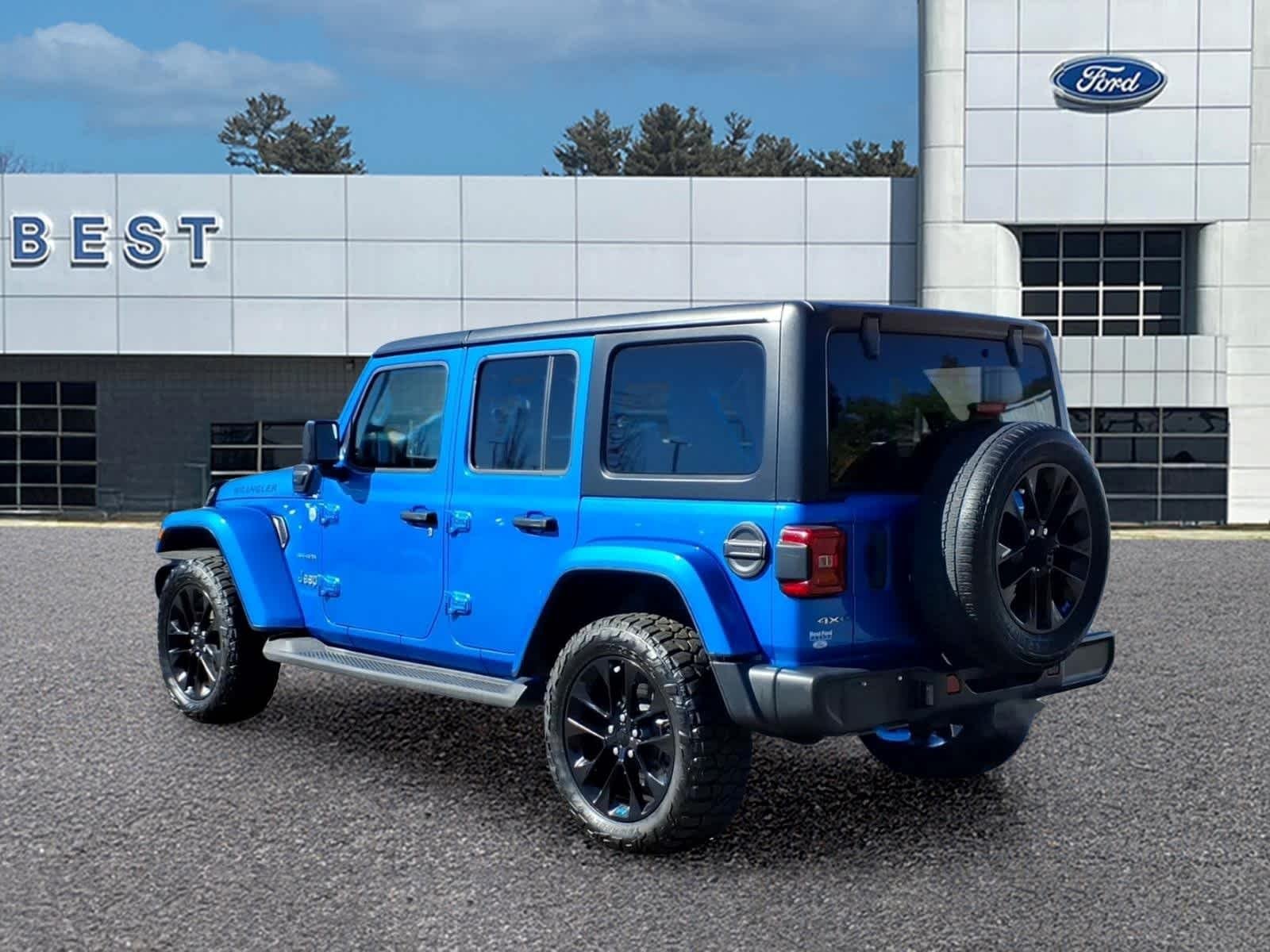 Used 2022 Hydro Blue Pearlcoat Jeep Unlimited Sahara image 4