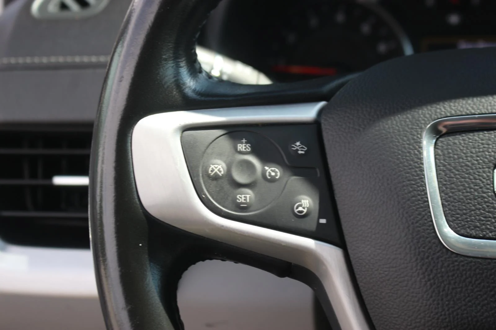 Used 2022 White Frost Tricoat GMC SLT image 22
