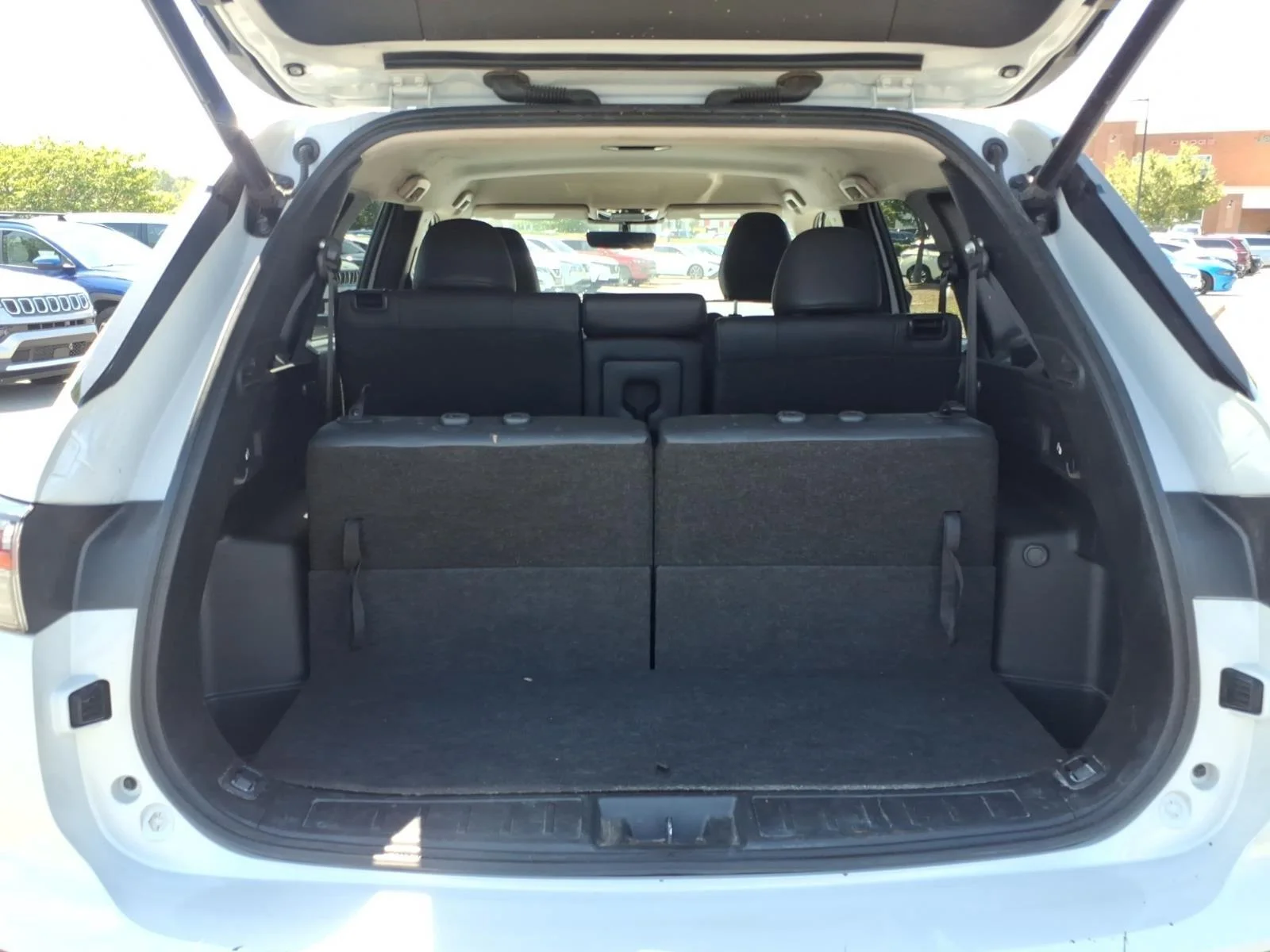 Used 2025  Mitsubishi SE image 32