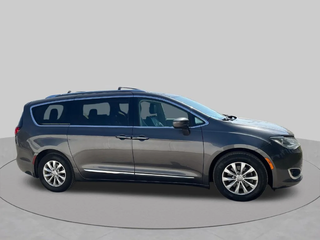 Used 2018 Gray Chrysler Touring L image 7