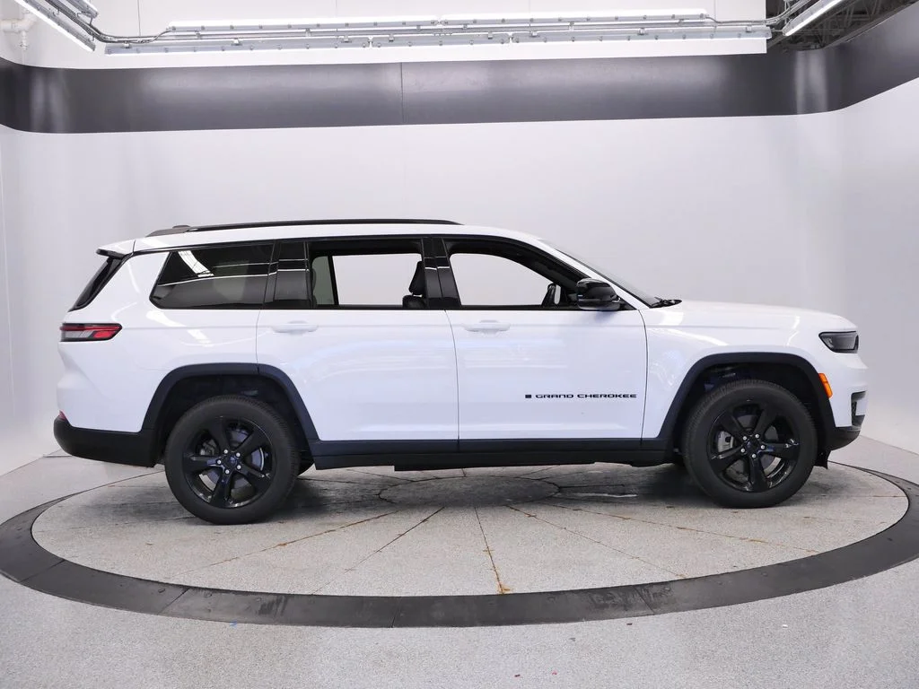 Used 2022 White Jeep Altitude image 8