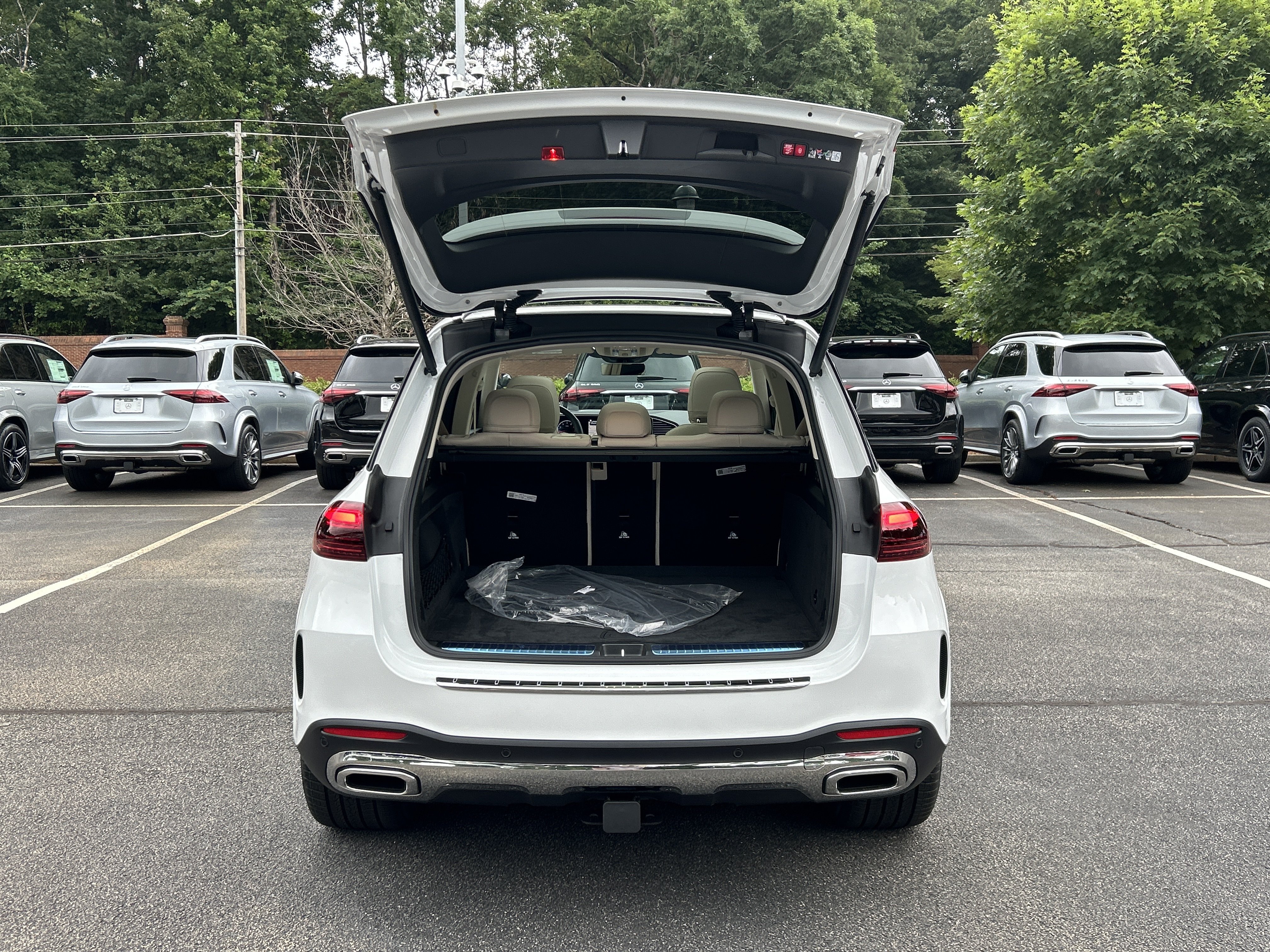 New 2026 MANUFAKTUR Moonlight White Metallic Mercedes-Benz GLE 450 4MATIC® SUV image 8