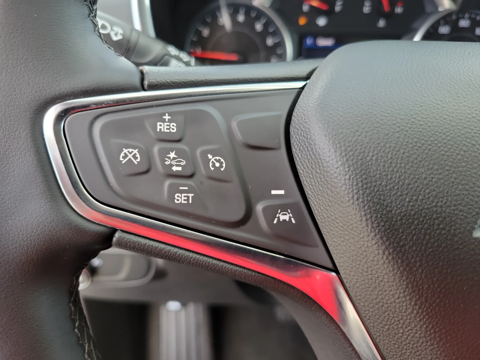 Used 2024 Mosaic Black M Chevrolet FWD LT image 19
