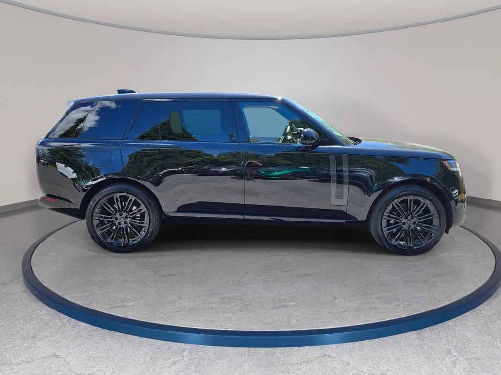 New 2026 Santorini Black LAND ROVER SE LWB 7-Seats / V8 image 4