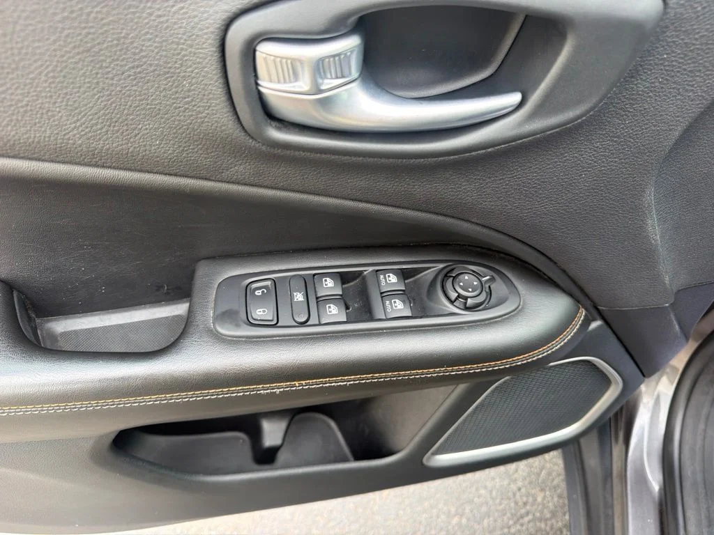 Certified Used 2021 Granite Crystal Clearcoat Metallic Jeep Latitude image 26