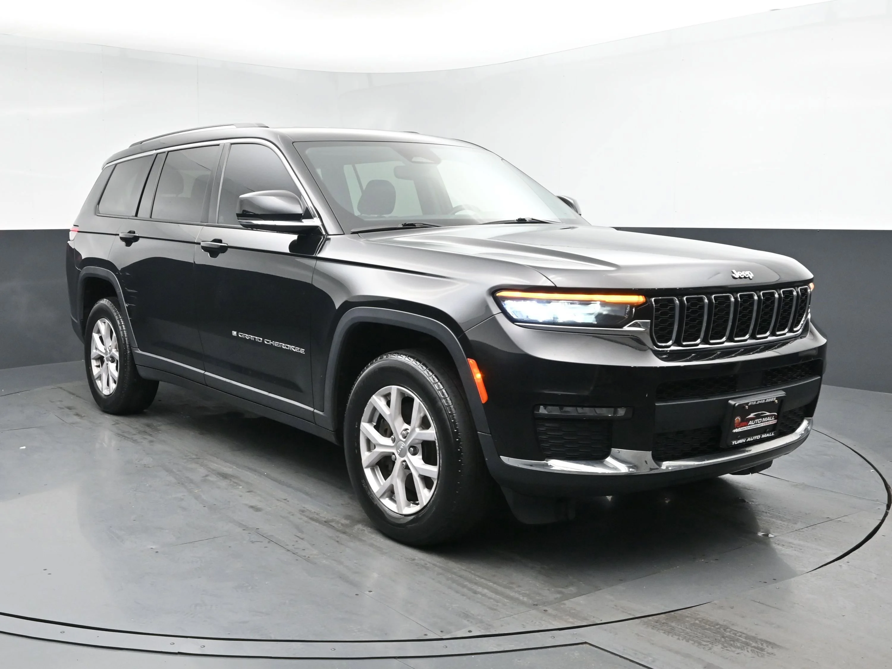 Used 2021 Diamond Black Crystal Pearlcoat Jeep Limited image 2
