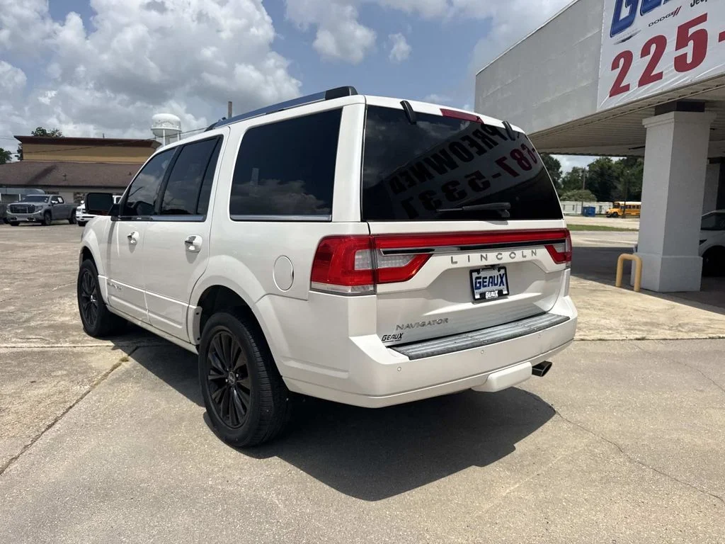 Used 2017 White Lincoln Select image 16
