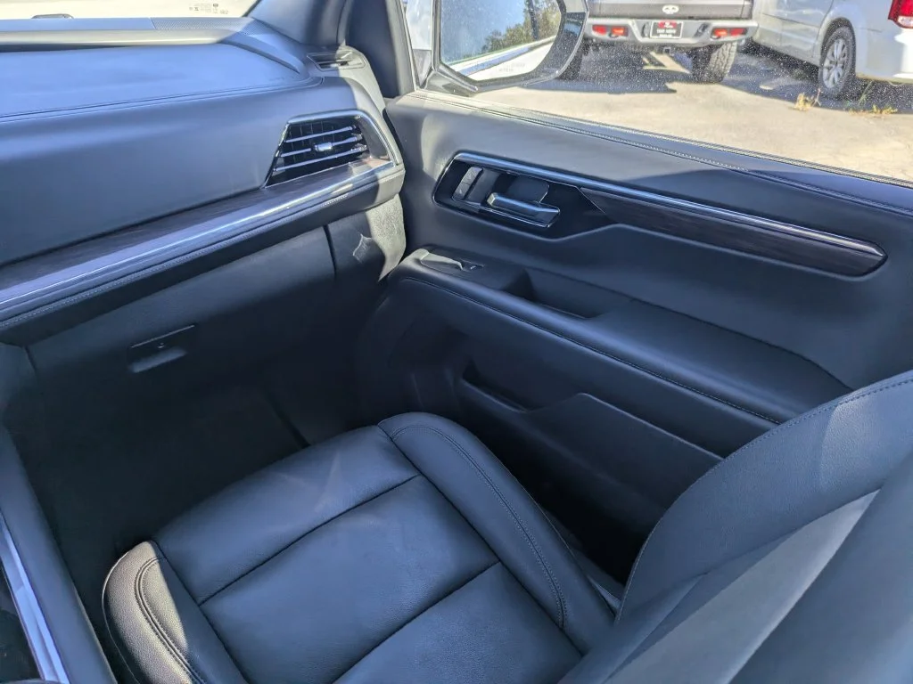 Used 2025 White Chevrolet LT image 19
