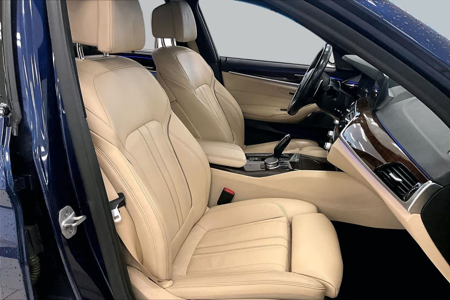 Used 2019 Mediterranean Blue Metallic BMW 530e iPerformance image 8