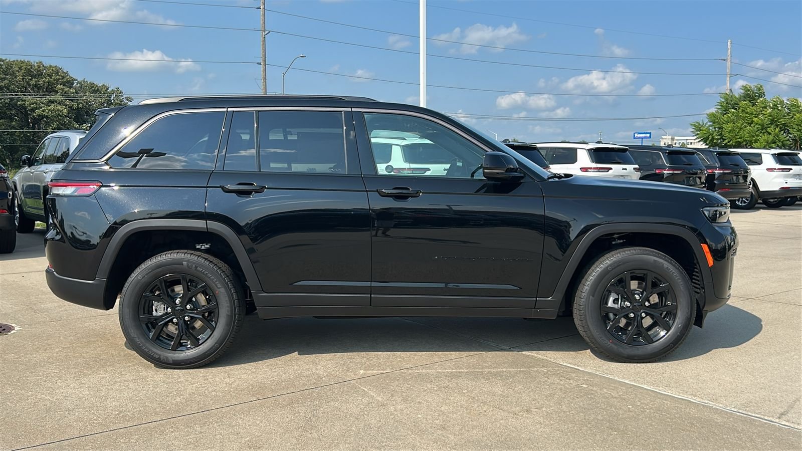 New 2026 Diamond Black Crystal Pearl-Coat Exterior Paint Jeep Altitude image 3