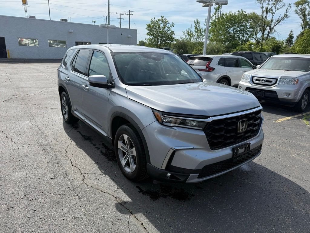 Used 2023 Silver Honda EX-L image 4