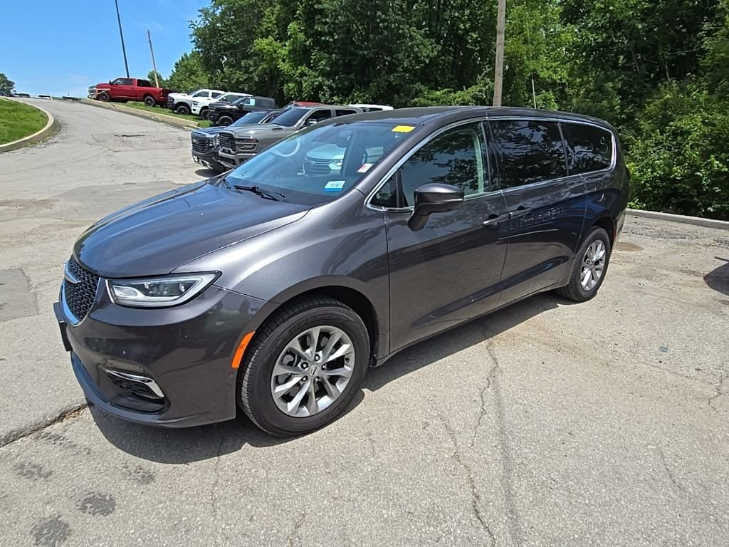 Used 2023 Chrysler Pacifica Touring L with VIN 2C4RC3BG8PR556325 for sale in Kansas City