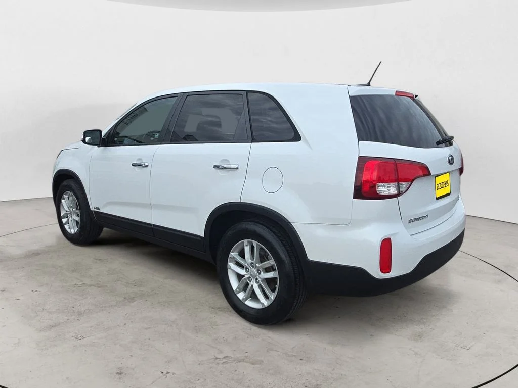 Used 2015 White Kia LX image 3