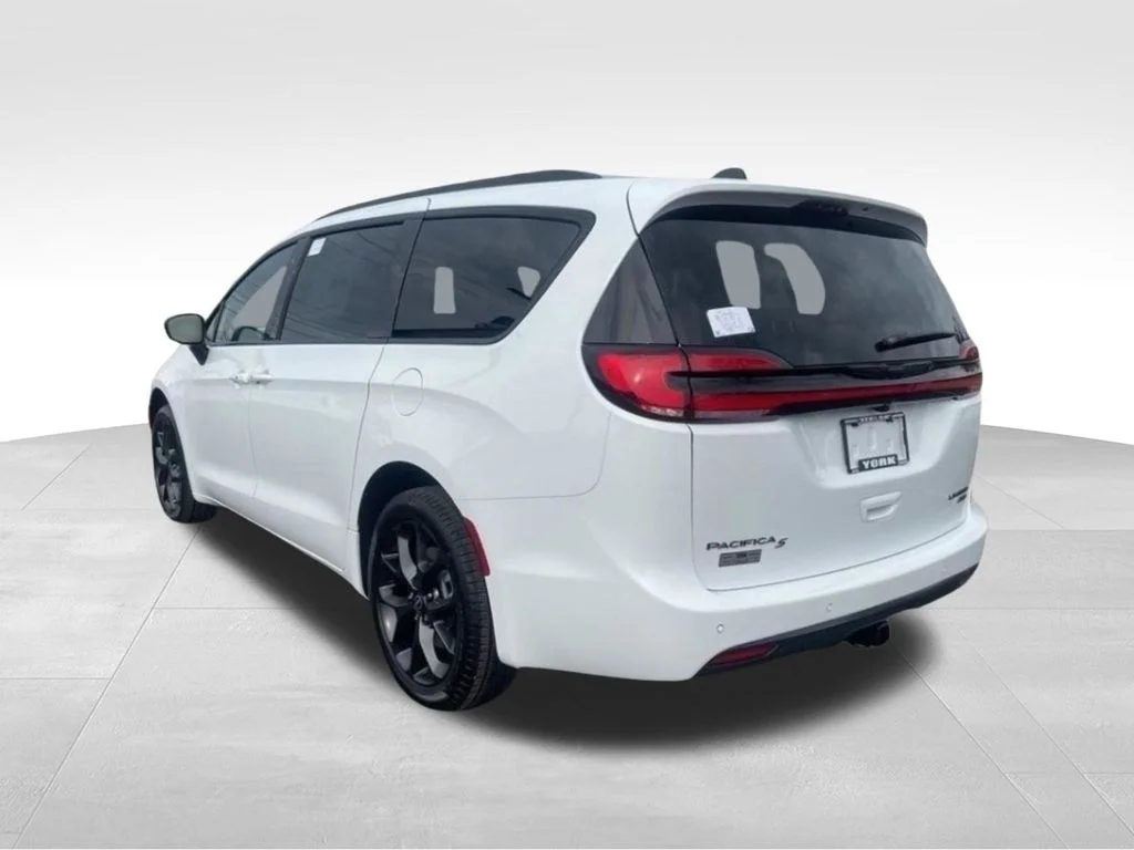 New 2026 Bright White Clear-Coat Exterior Paint Chrysler Limited image 3