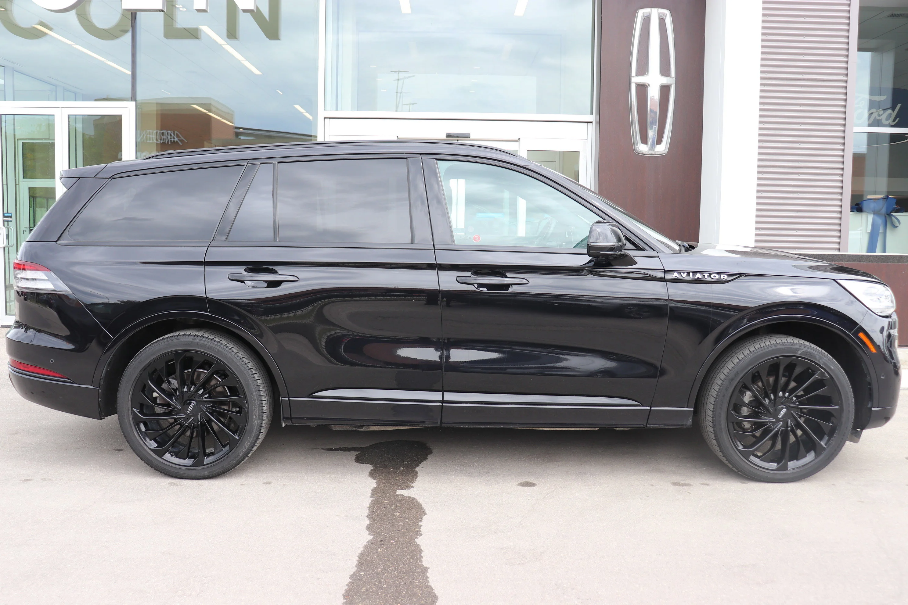 Certified Used 2022 Black Lincoln Reserve image 3