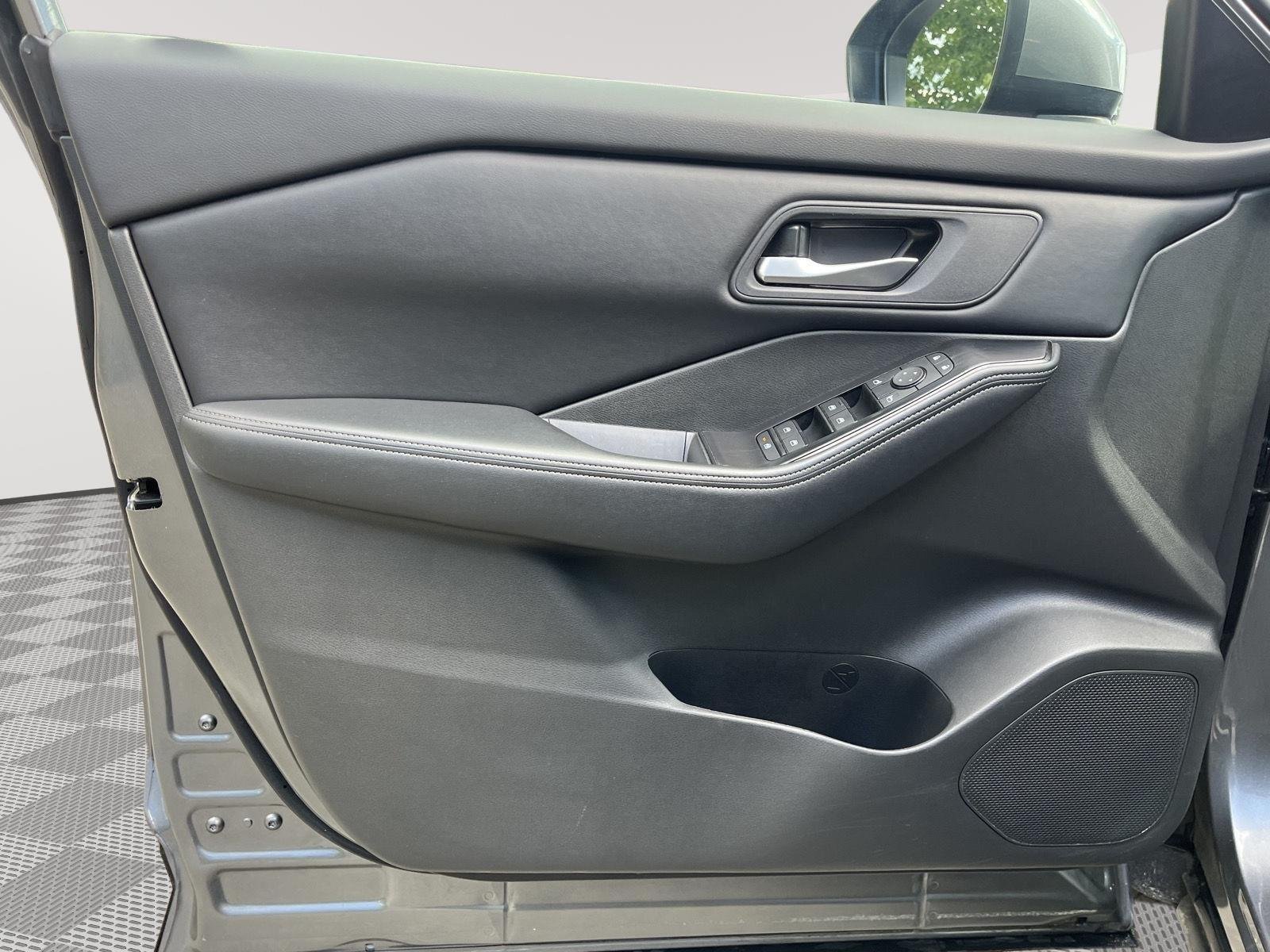 Used 2025 Gun Metallic Nissan SV image 18