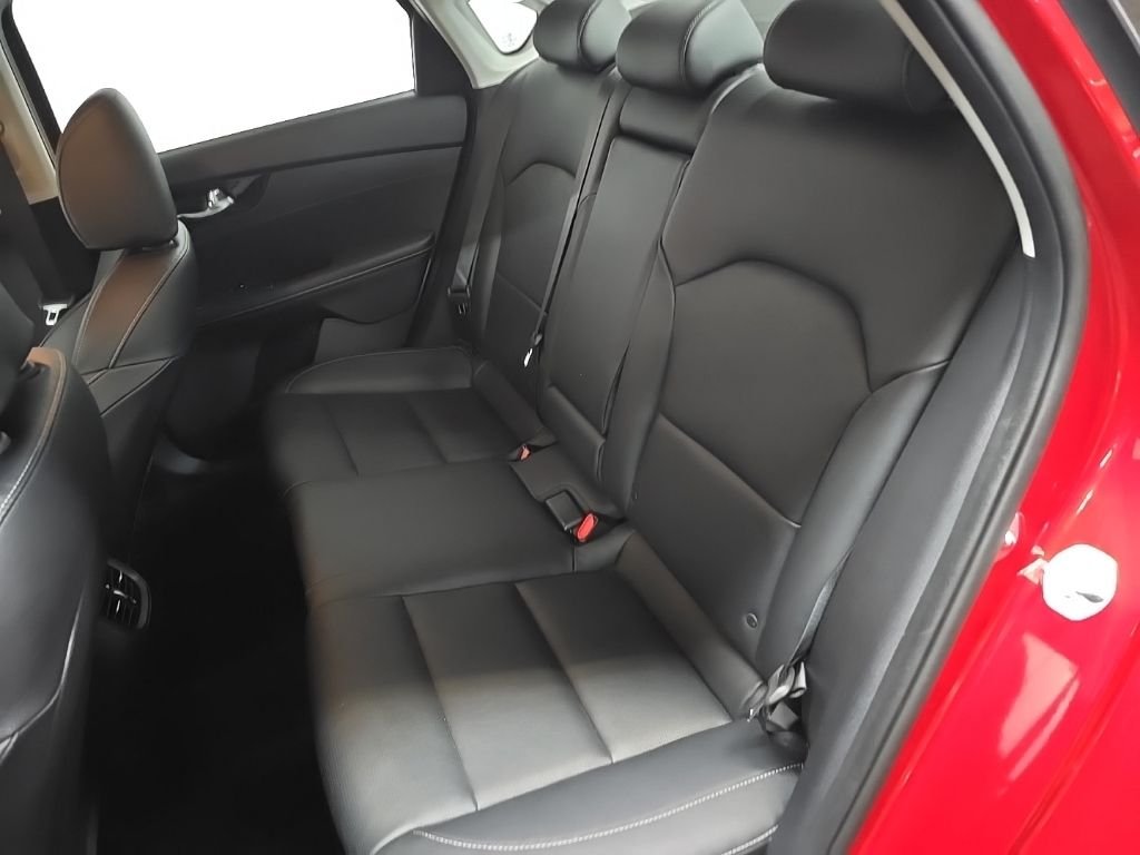 Used 2019 Red Kia EX image 31