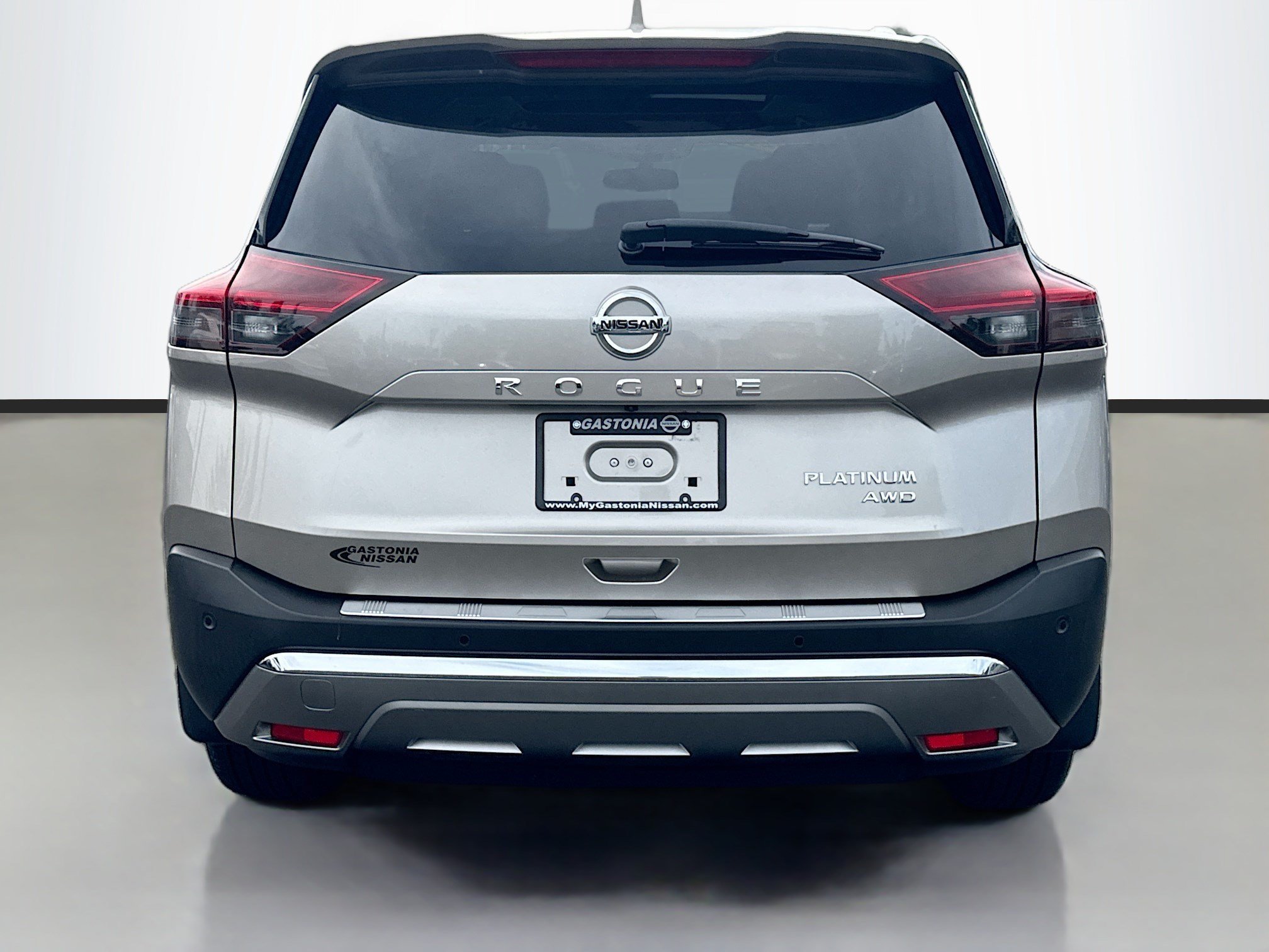Used 2021 Champagne Silver Metallic Nissan Platinum image 6
