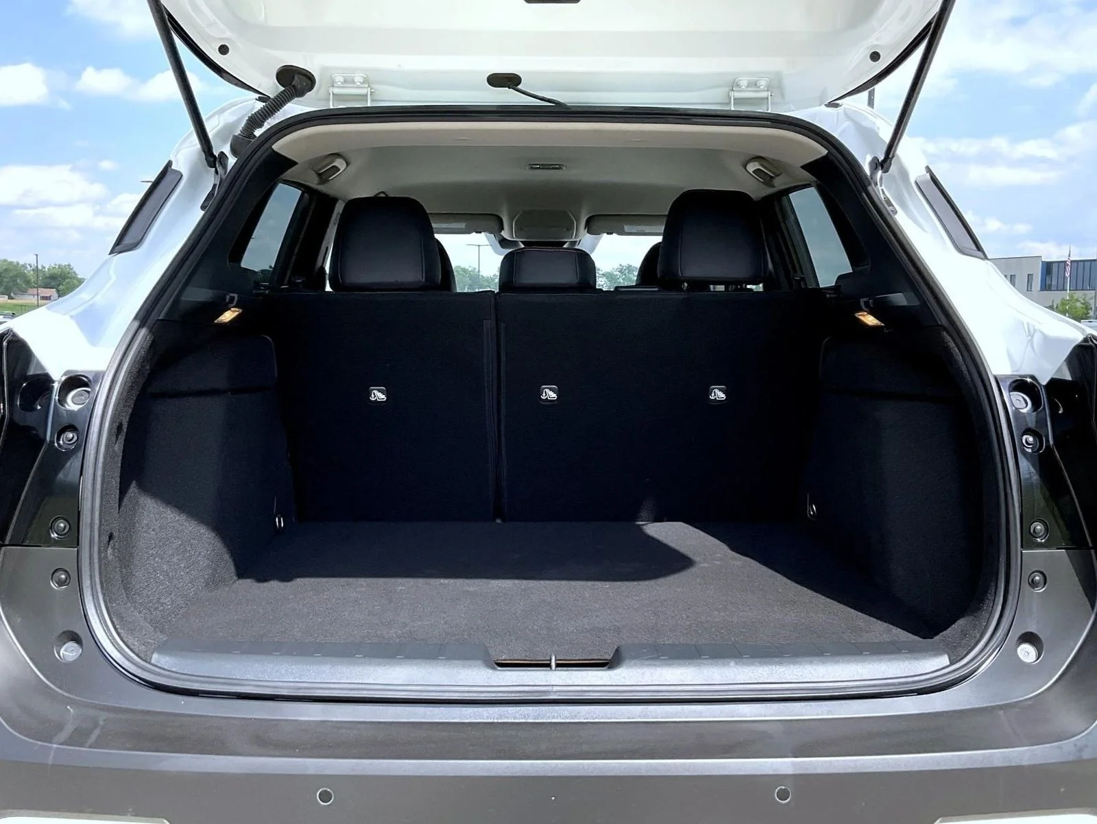 Certified Used 2025 White Nissan SR image 22