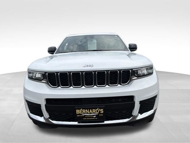 Used 2025 White Jeep Laredo image 3