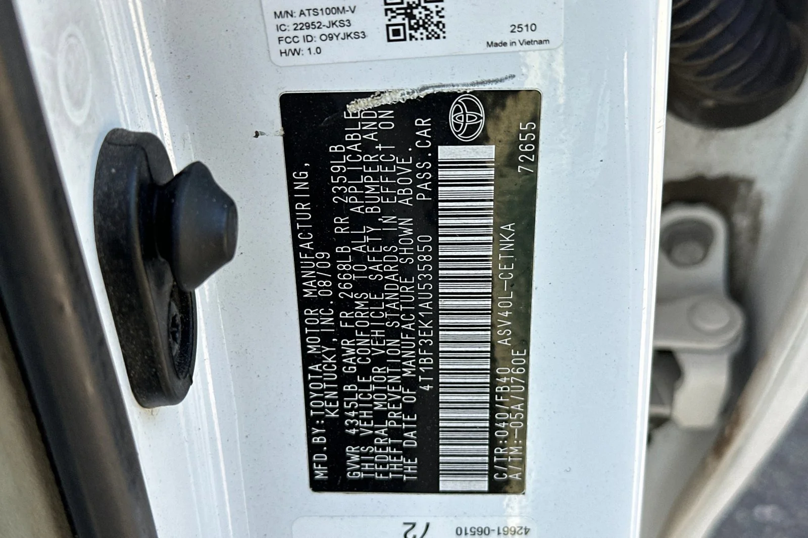 Used 2010 White Toyota  image 26