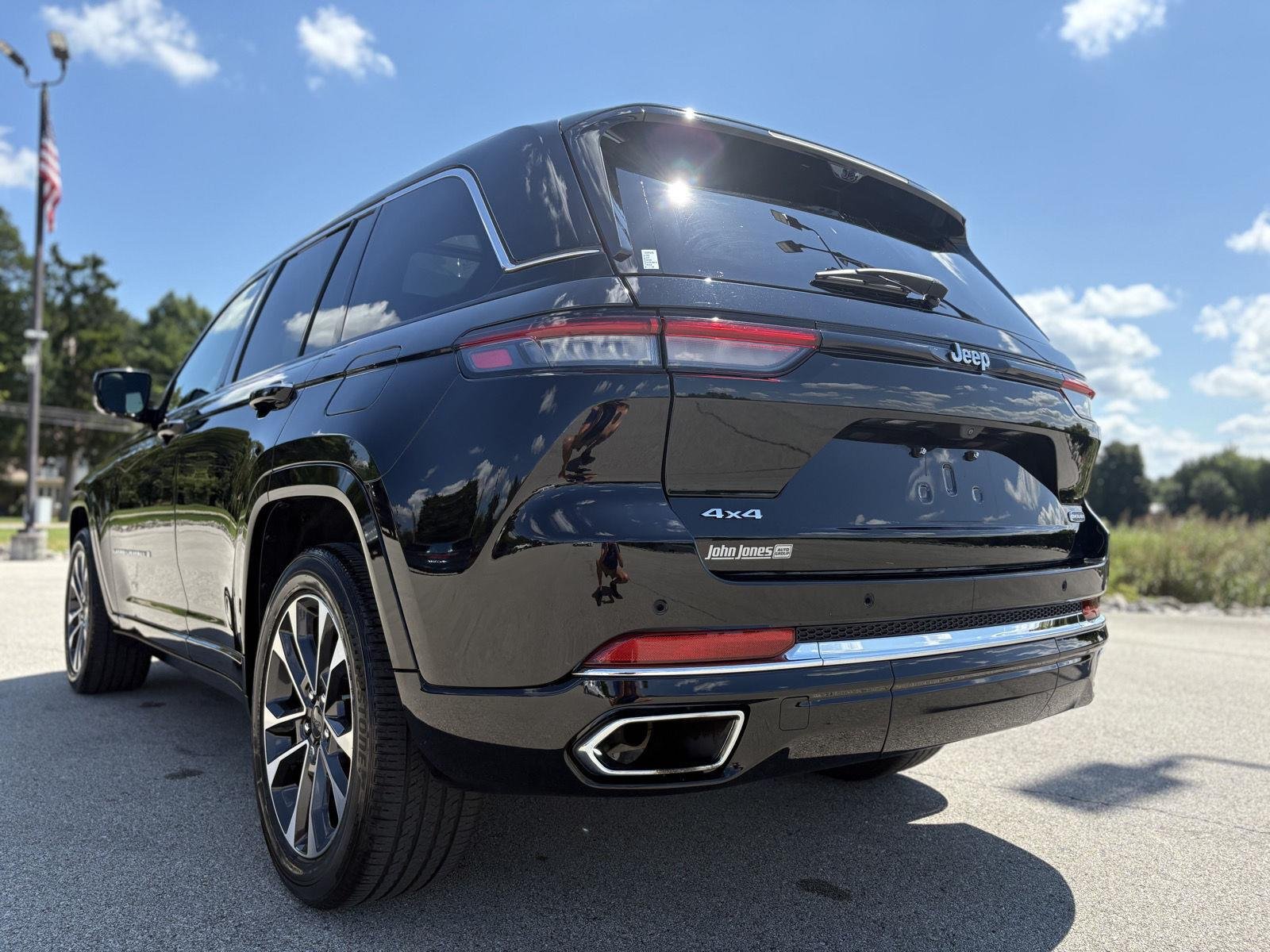 Used 2022 Diamond Black Crystal Pearlcoat Jeep Overland image 20