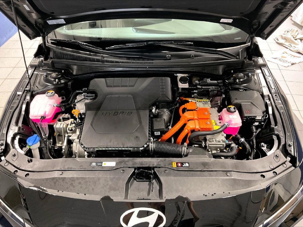 Used 2025 Black Hyundai SEL Sport image 29