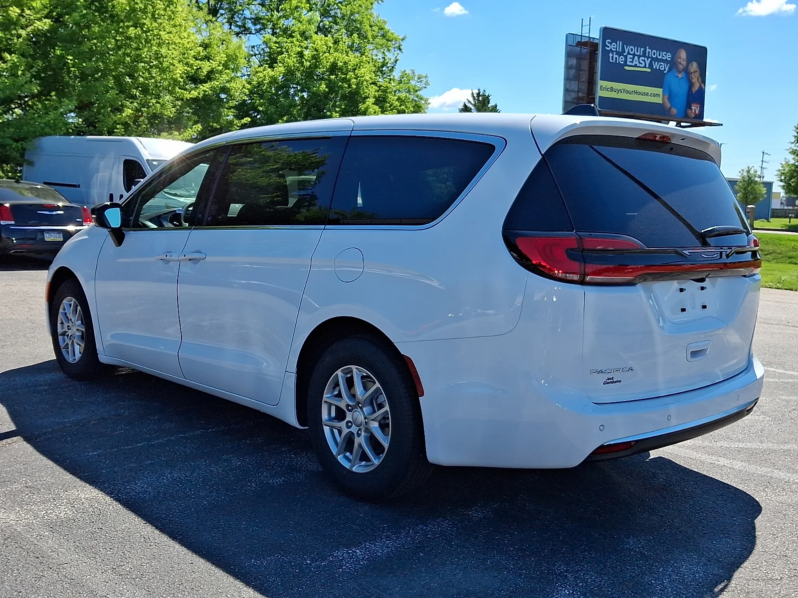 New 2027 Bright White Clear-Coat Exterior Paint Chrysler Select image 5