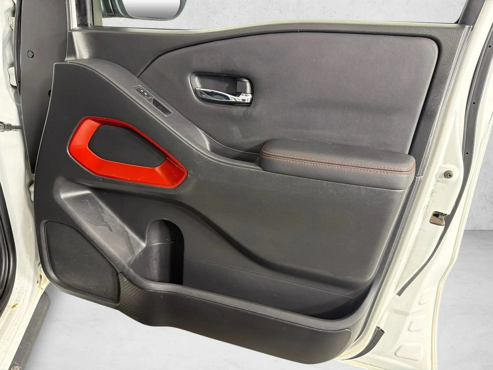 Used 2022 Whtie Nissan PRO-4X image 14