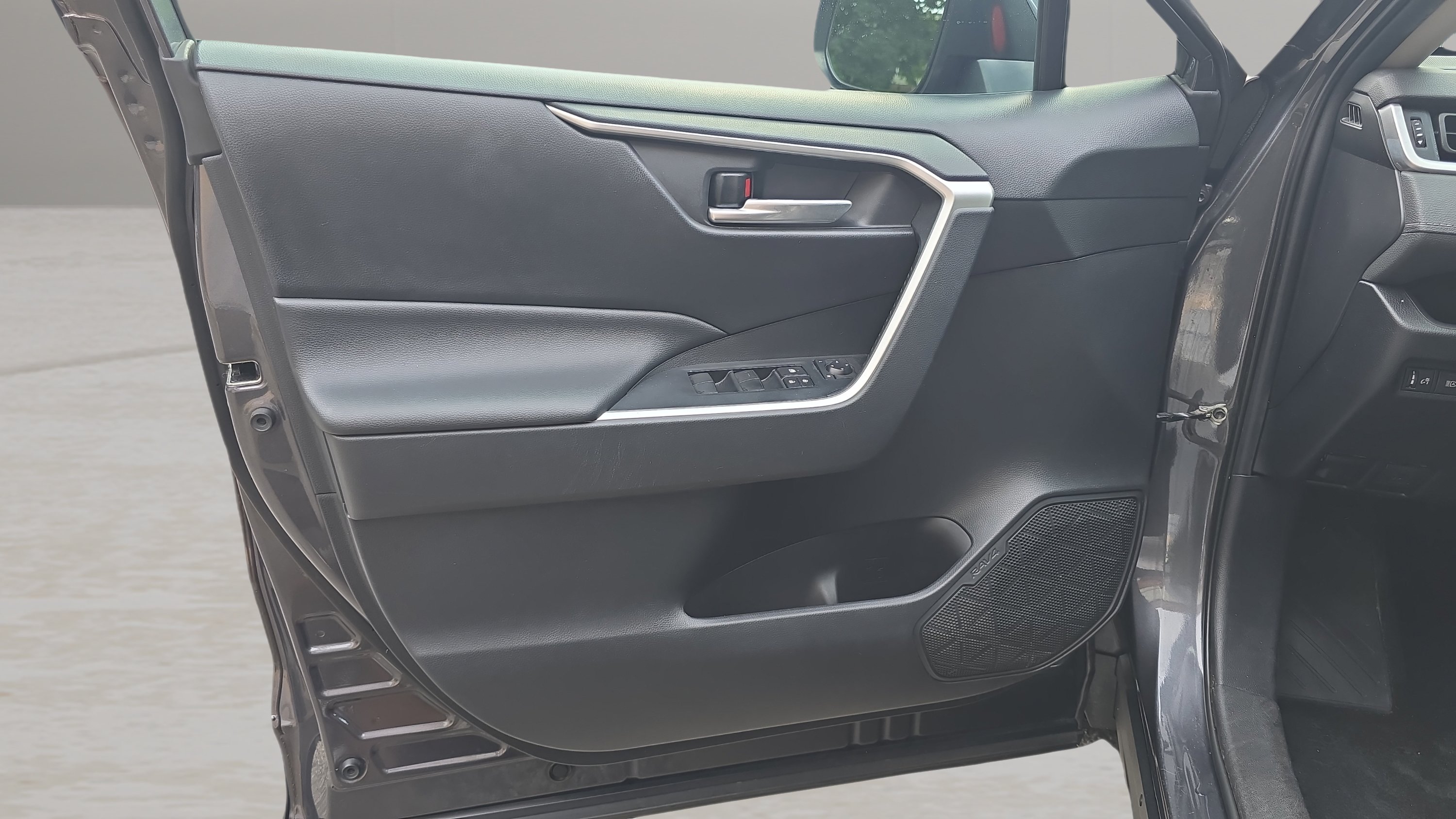 Used 2019 Gray Toyota XLE AWD image 20