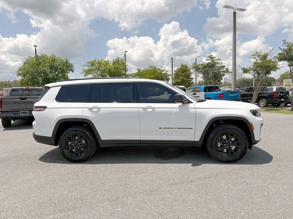 New 2026 Bright White Clear-Coat Exterior Paint Jeep Laredo image 2