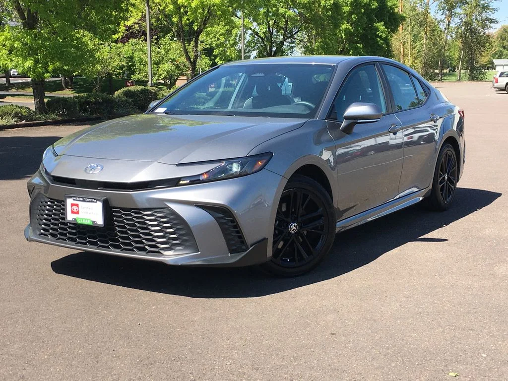 2025 Toyota Camry SE AWD Hybrid's photo