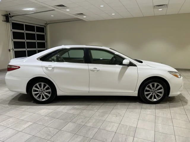 2017 Toyota Camry XLE - Photo 6
