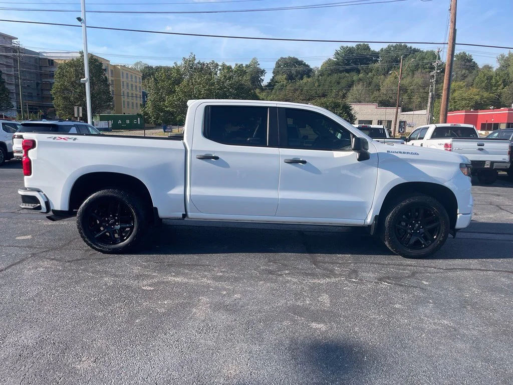 Used 2023 SUMMIT WHITE Chevrolet Custom image 9