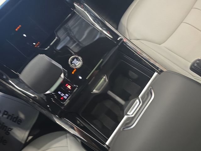 New 2026 Ostuni Pearl White Land Rover Dynamic SE image 18