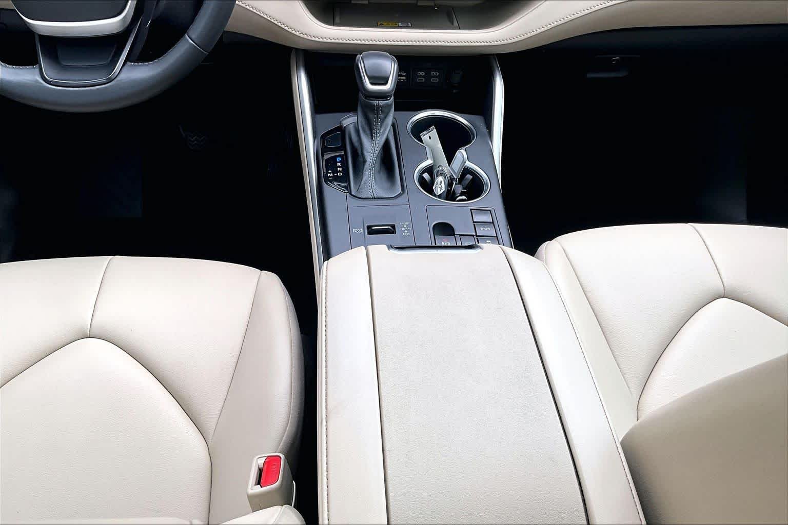 Used 2023 Wind Chill Pearl Toyota XLE image 17