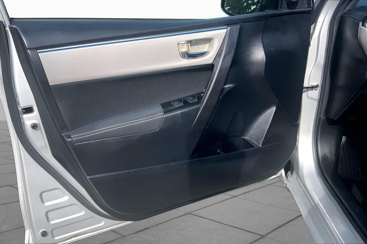 Used 2014 Classic Silver Metallic Toyota LE image 21