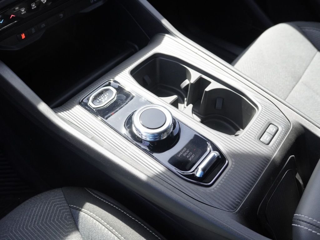 New 2026 Bright White Clear-Coat Exterior Paint Jeep Laredo image 17