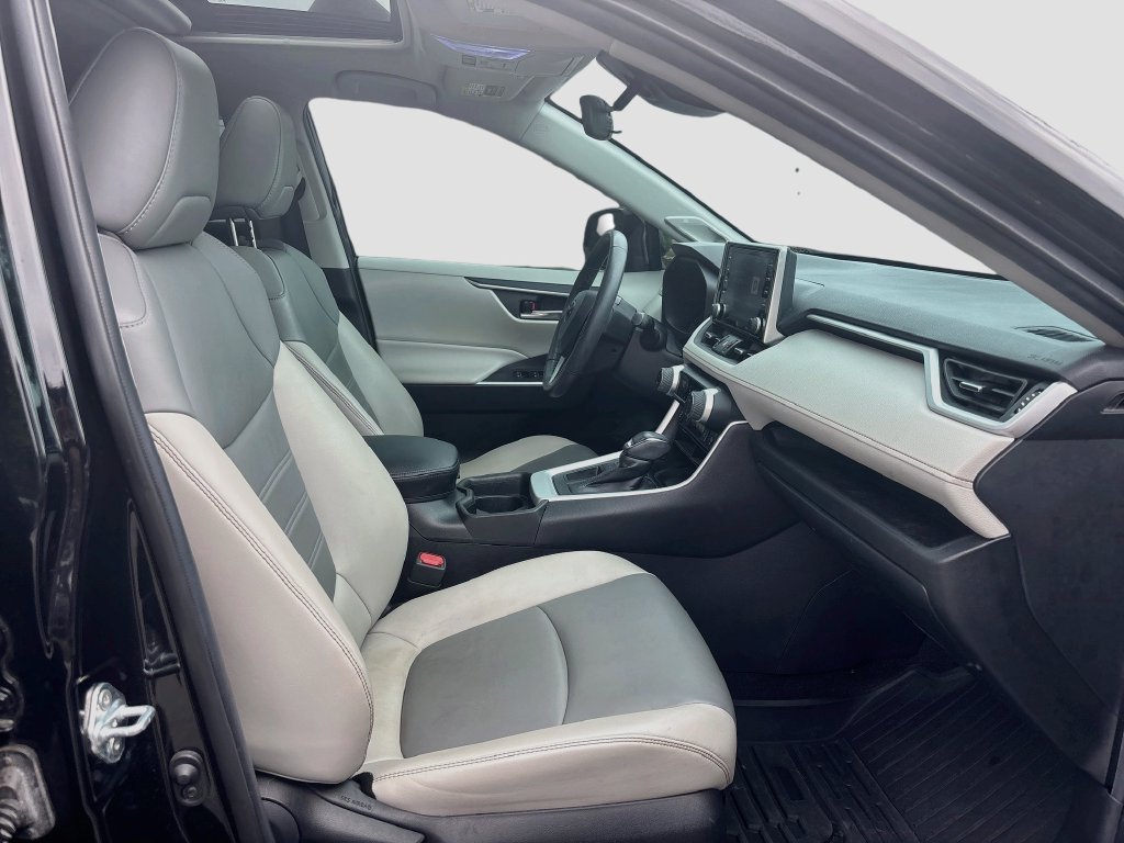 Used 2021 Black Toyota XLE Premium image 30