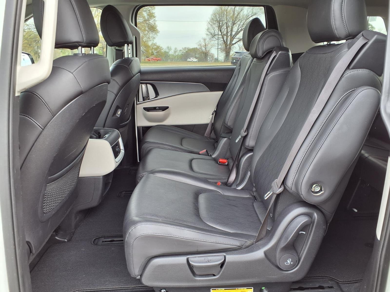 Used 2024 Snow White Pearl Kia LX image 22
