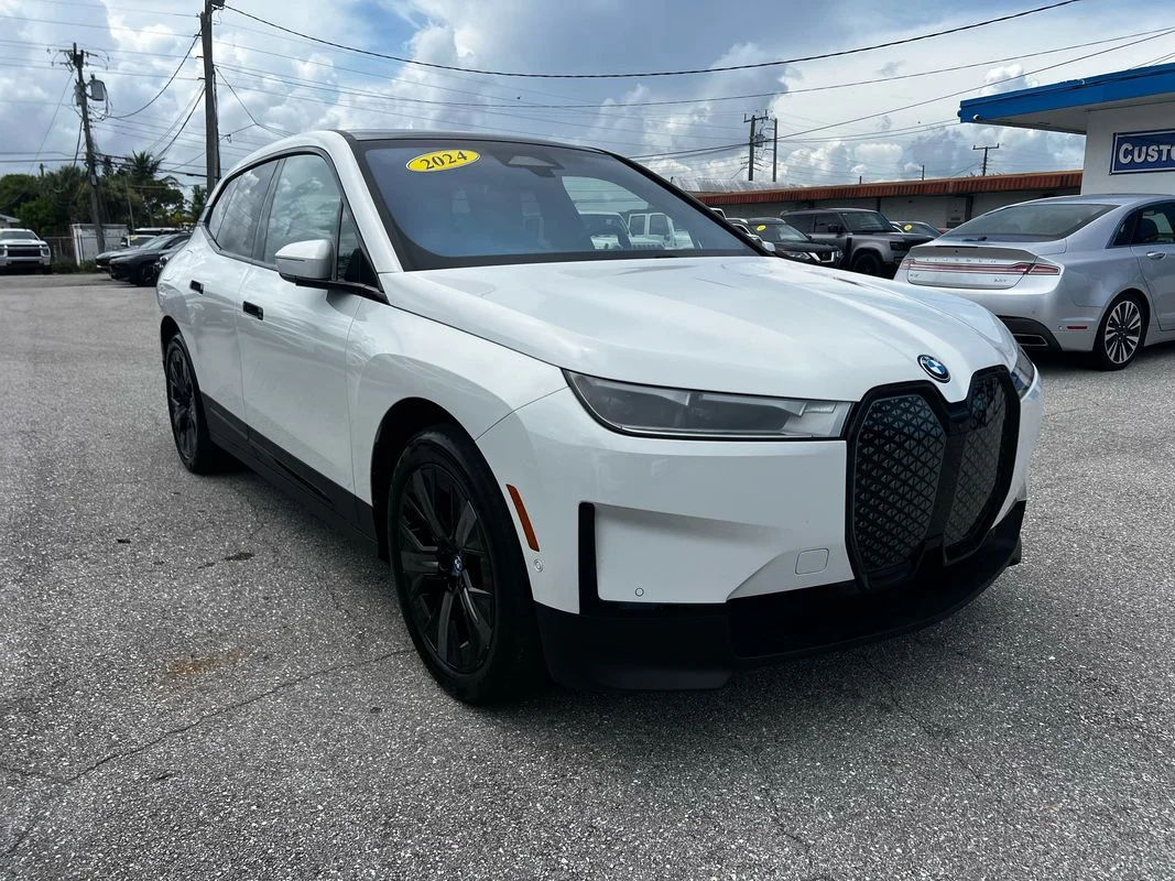 Used 2024 White BMW xDrive50 image 8