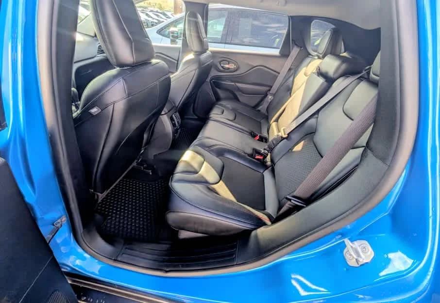 Used 2022 Hydro Blue Pearl Coat Jeep Trailhawk image 8
