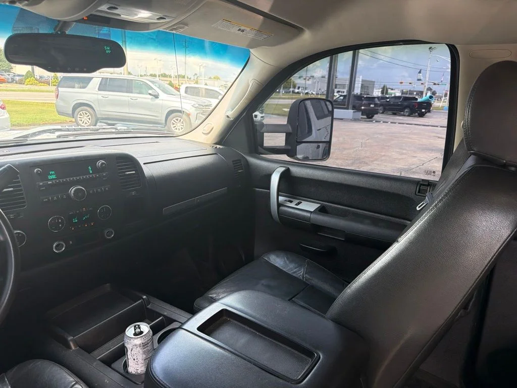 Used 2007 White Chevrolet LT image 24