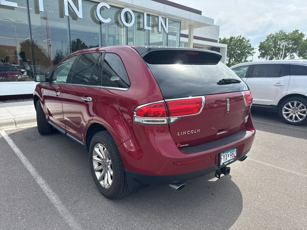 Used 2014 Red Lincoln Base image 3