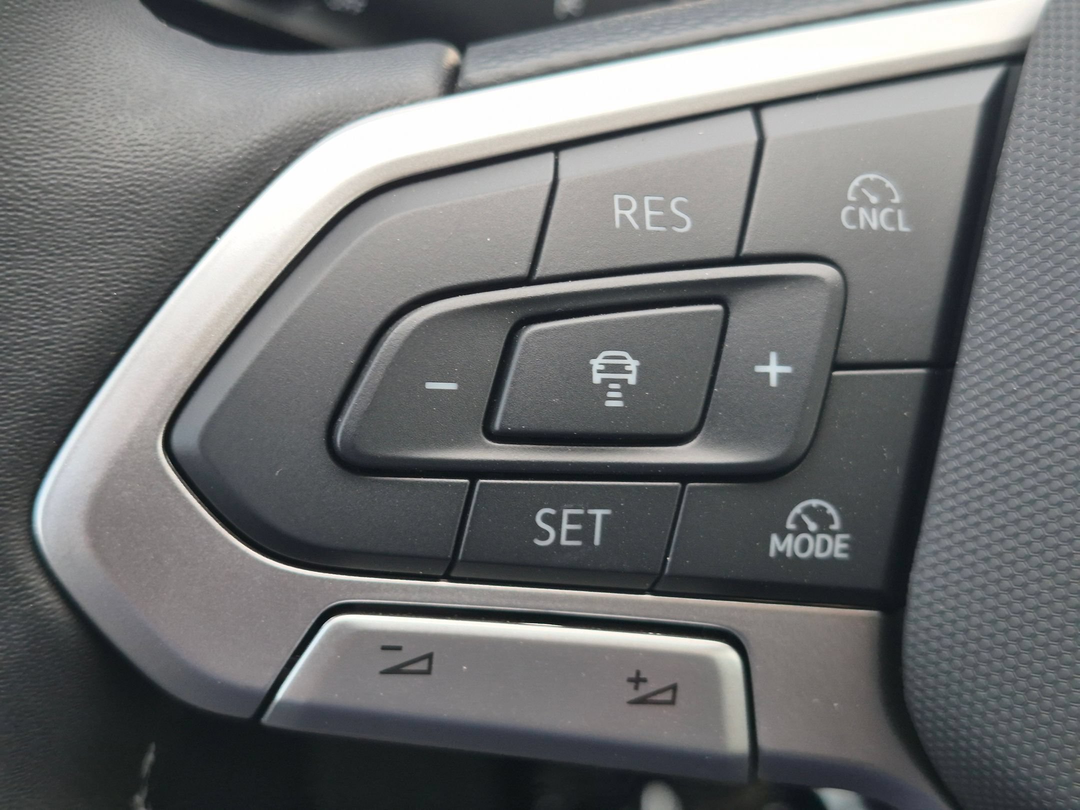 New 2026 Platinum Gray Metallic Volkswagen SE image 17