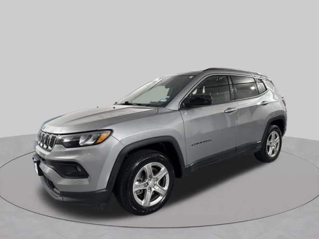 Used 2024 Gray Jeep Latitude image 3