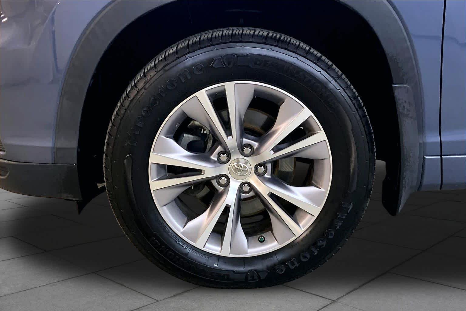 Used 2015 Shoreline Blue Pearl Toyota XLE image 10