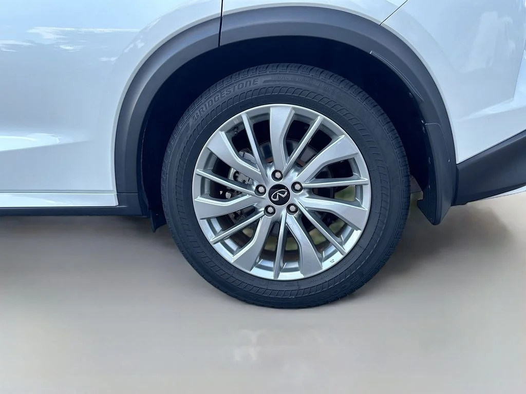 Used 2023 White INFINITI LUXE image 12
