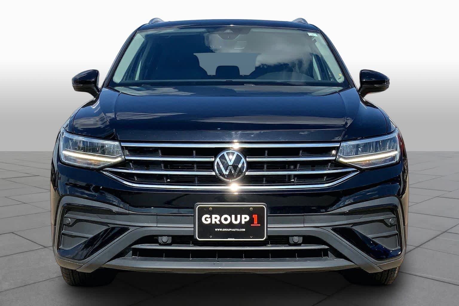 Used 2023 Deep Black Pearl Volkswagen SE image 4