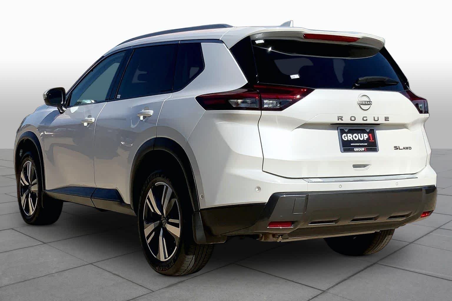 Used 2025 Everest White Pearl Nissan SL image 11